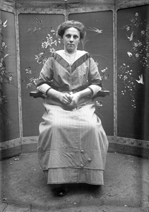 853681 Portret van een onbekende dame tegen de achtergrond van een Chinees kamerscherm.